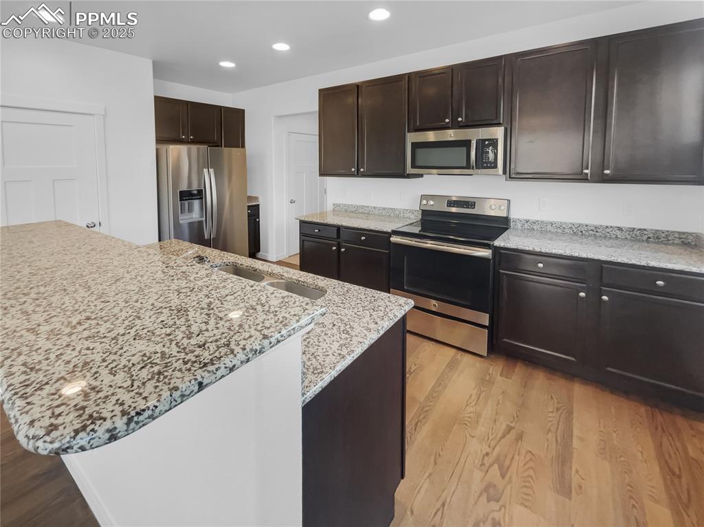 Image 21 of 27: Kitchen