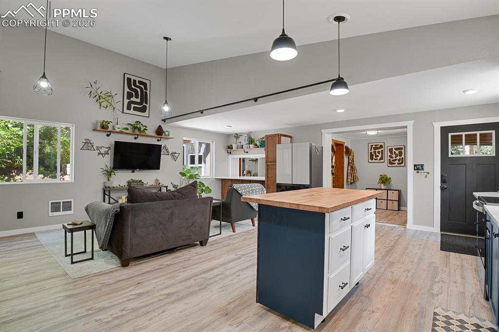 Image 14 of 50: Kitchen