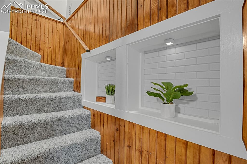 Image 28 of 50: Beautiful inlay 