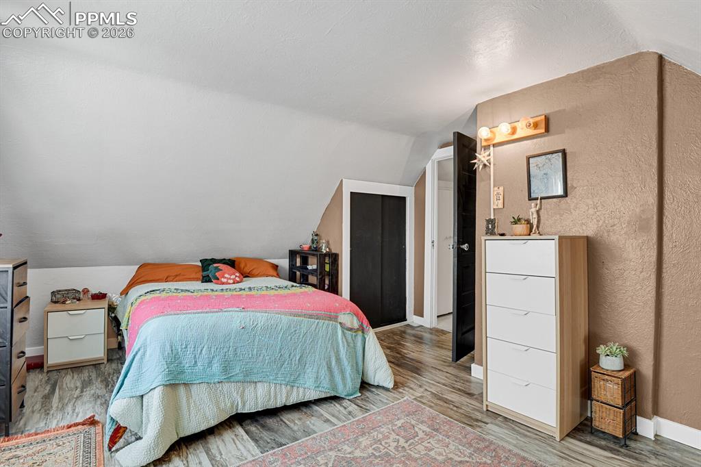 Image 29 of 50: Oversized