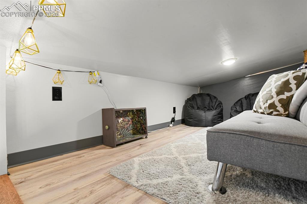 Image 6 of 50: Cozy loft