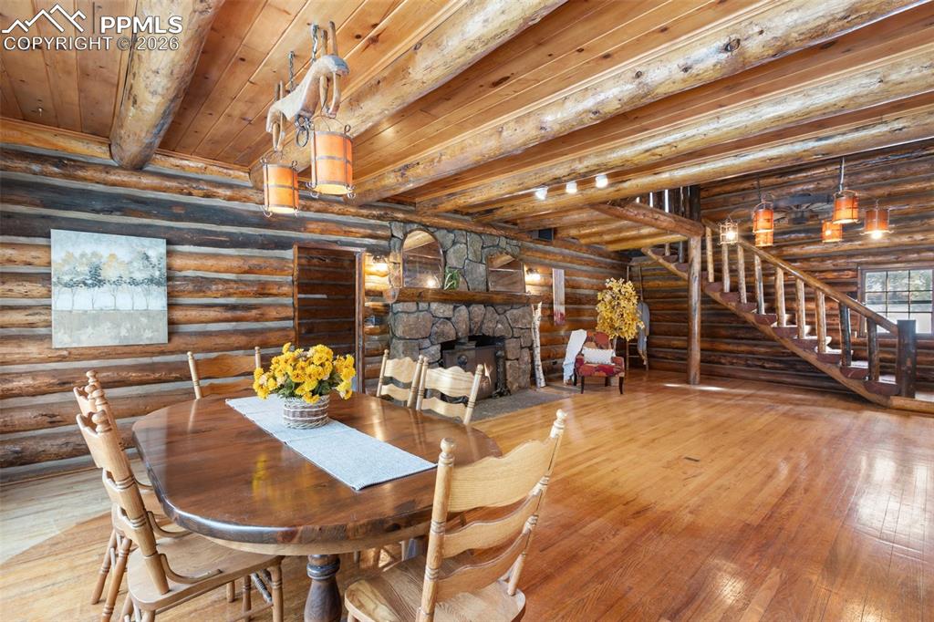 Image 13 of 50: Dining Area