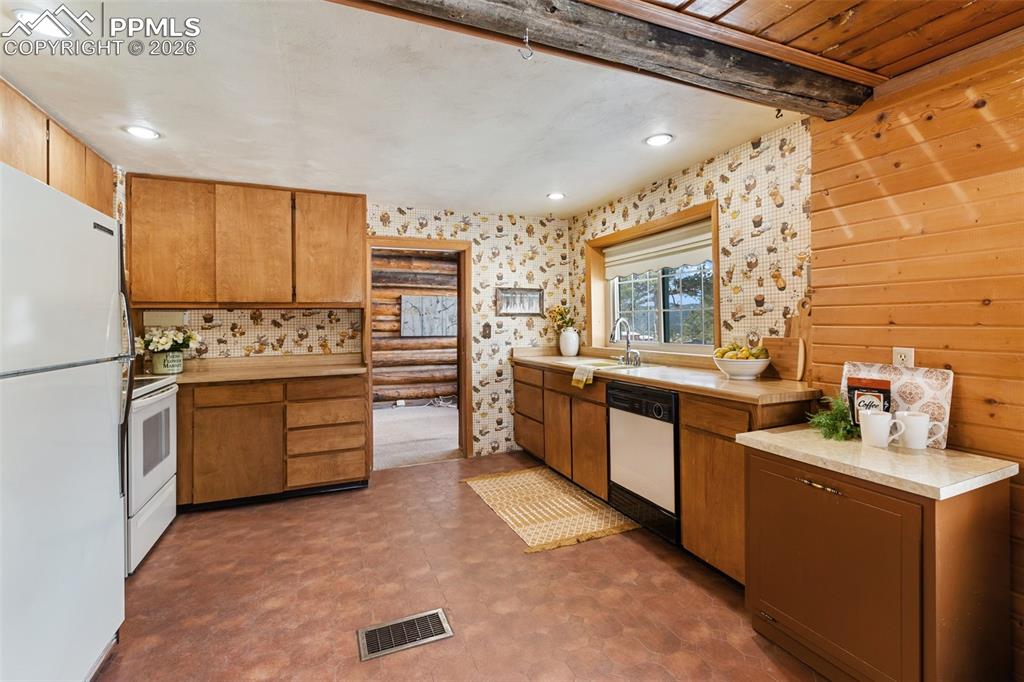 Image 19 of 50: Kitchen