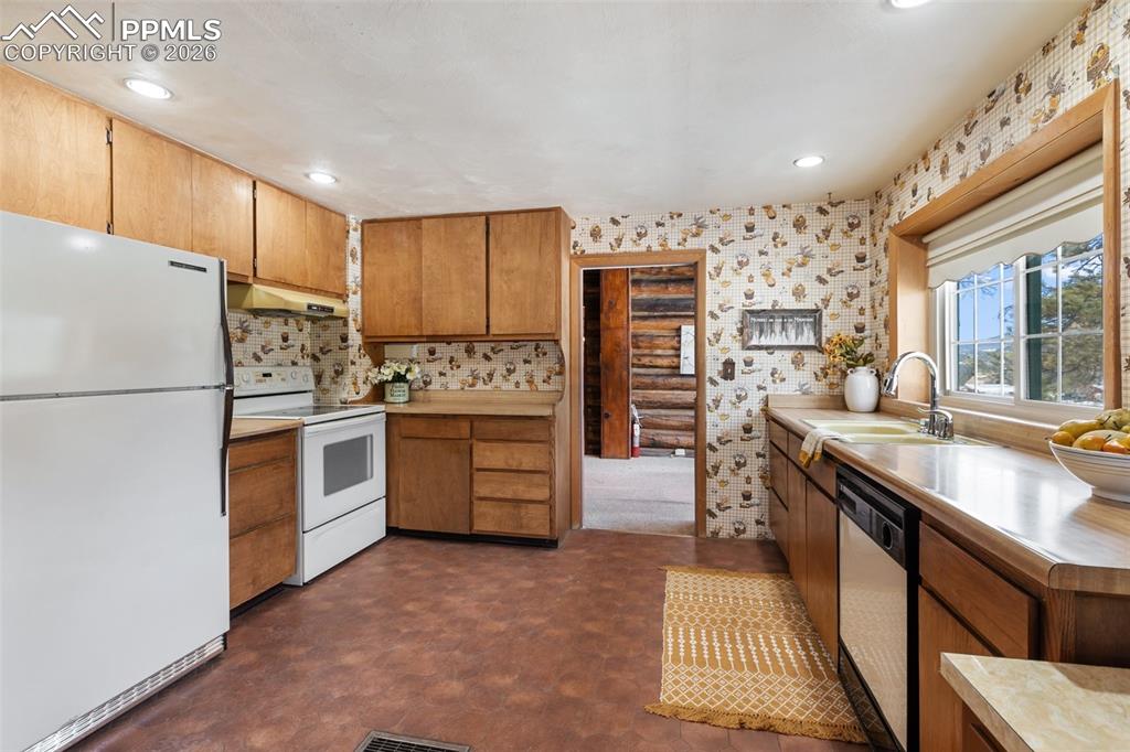 Image 20 of 50: Kitchen