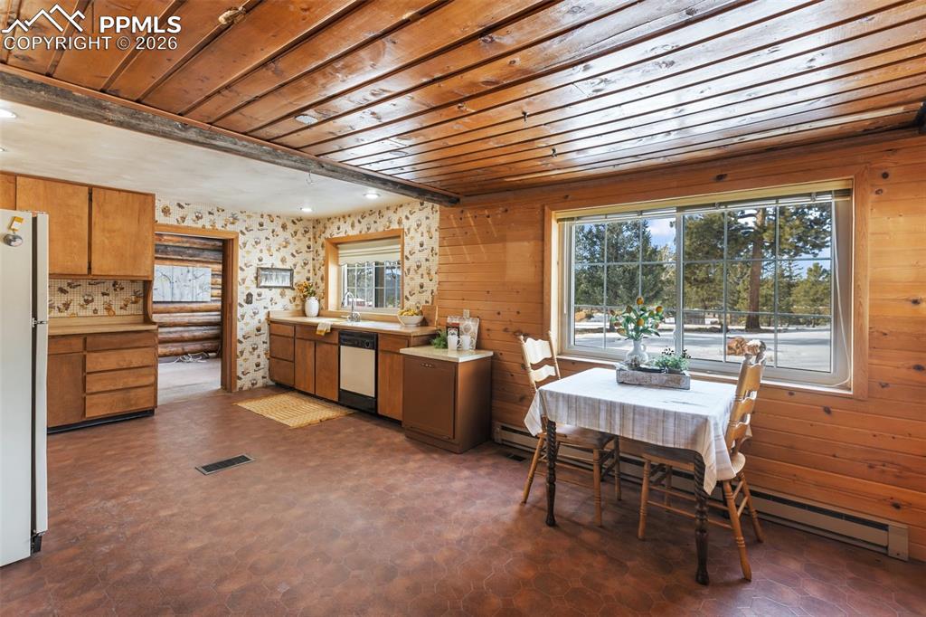 Image 21 of 50: Dining Area