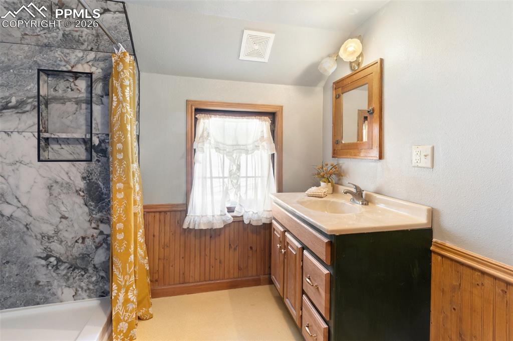 Image 34 of 50: Upper level bathroom