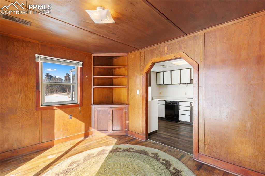 Image 44 of 50: Dining Room