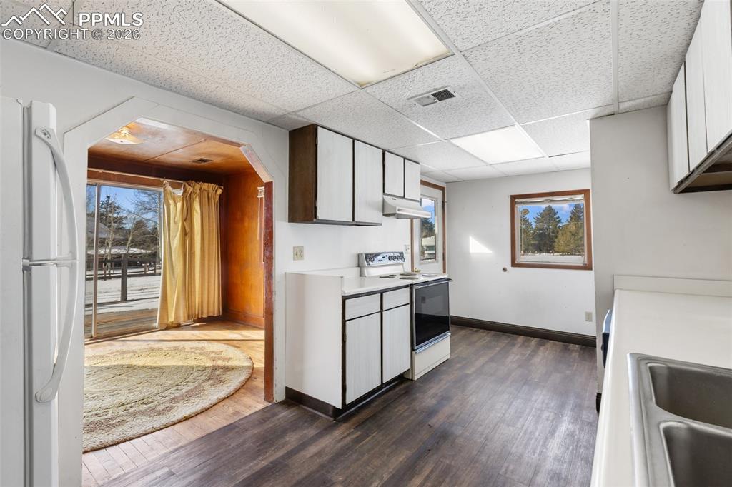 Image 45 of 50: 2nd residence kitchen