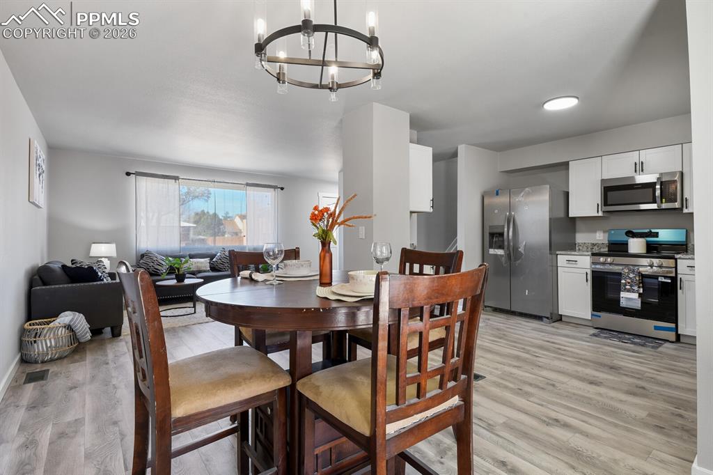 Image 11 of 32: Dining Area