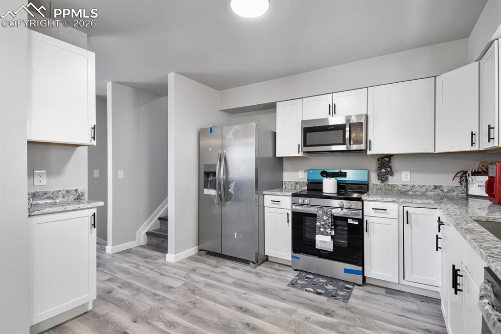 Image 12 of 32: Kitchen