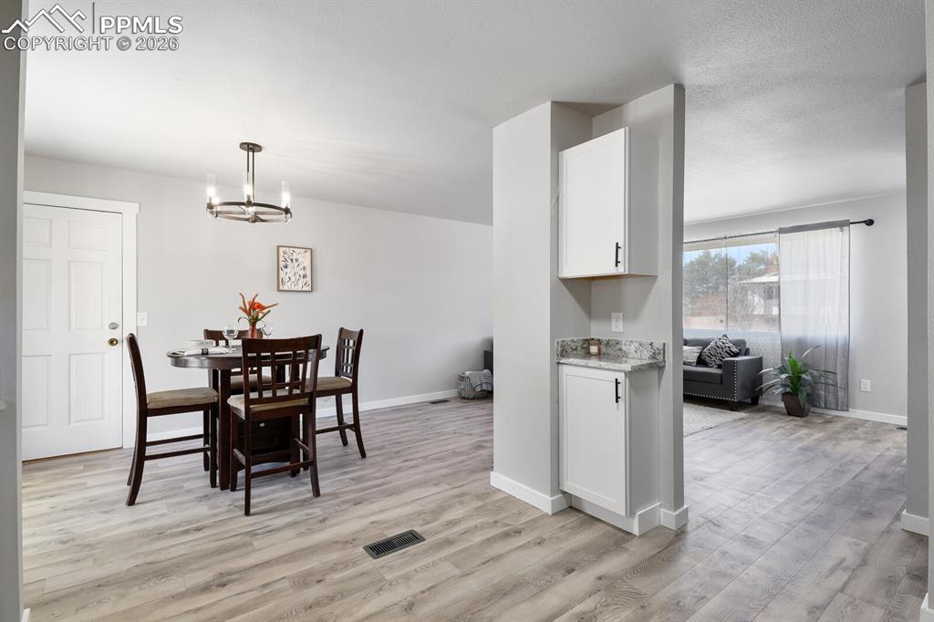 Image 13 of 32: Dining Area