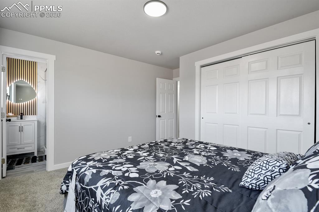 Image 15 of 32: Bedroom