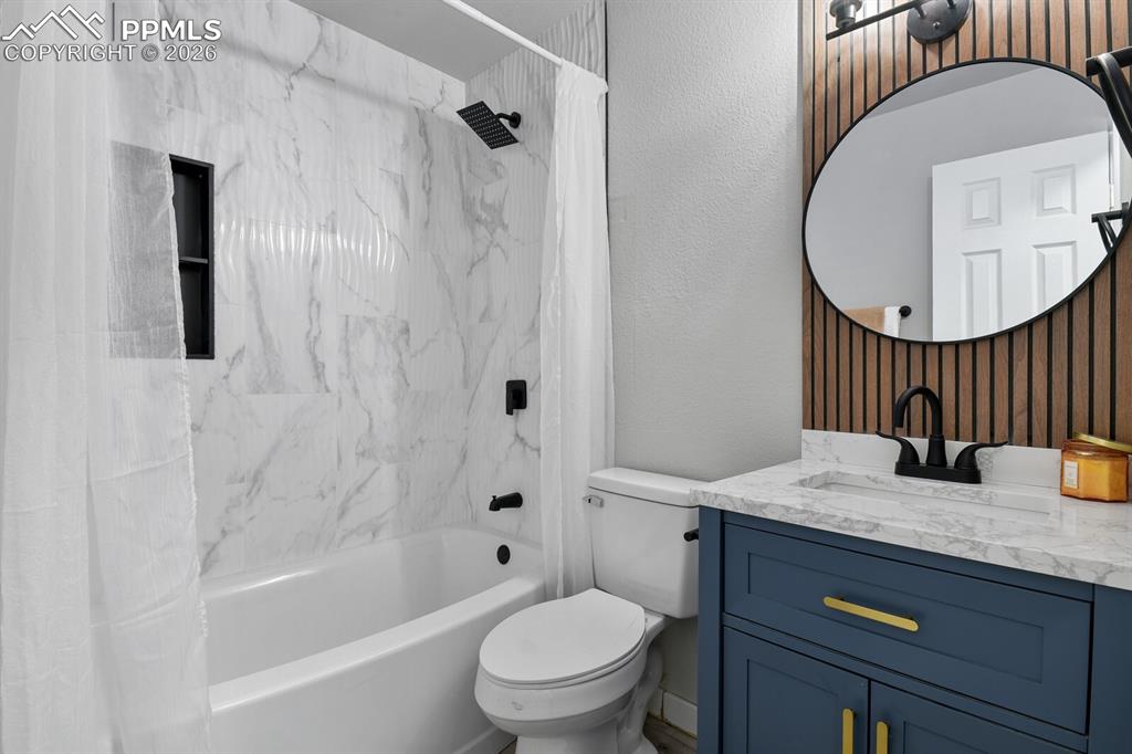 Image 18 of 32: Bathroom