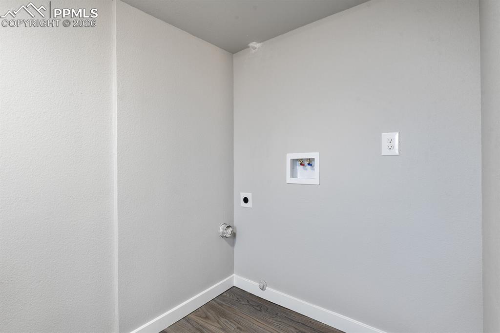 Image 24 of 32: Laundry