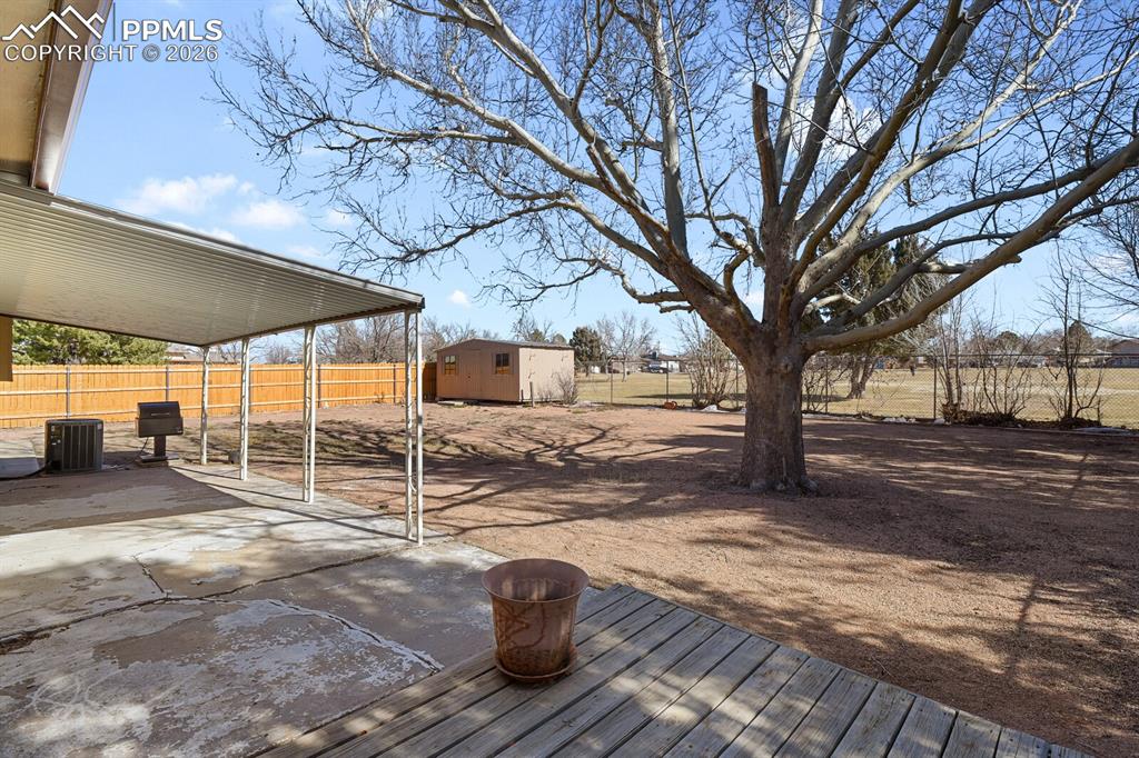 Image 25 of 32: Deck