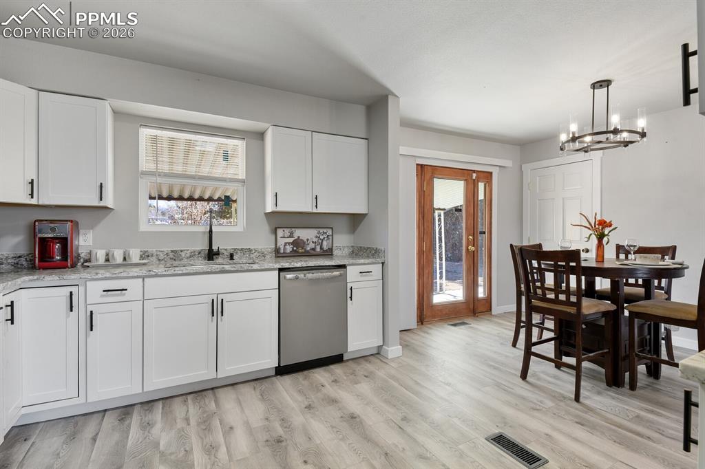 Image 8 of 32: Kitchen