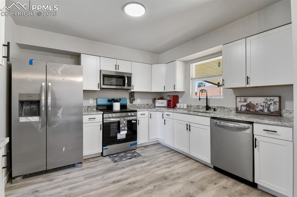 Image 9 of 32: Kitchen