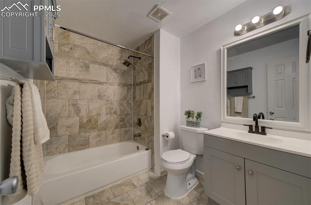 Image 16 of 21: Bathroom