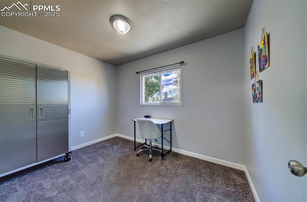 Image 17 of 21: Office