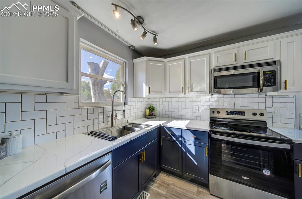 Image 6 of 21: Kitchen