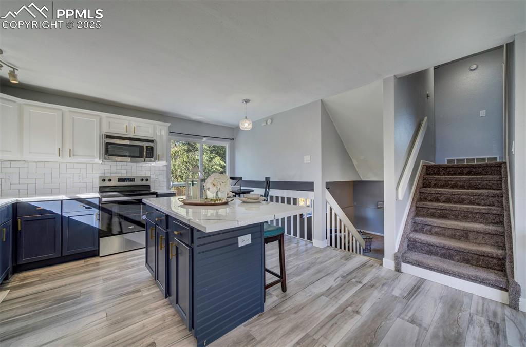 Image 8 of 21: Kitchen