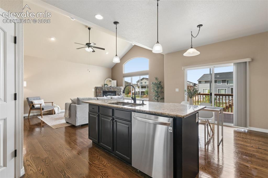 Image 11 of 50: Kitchen
