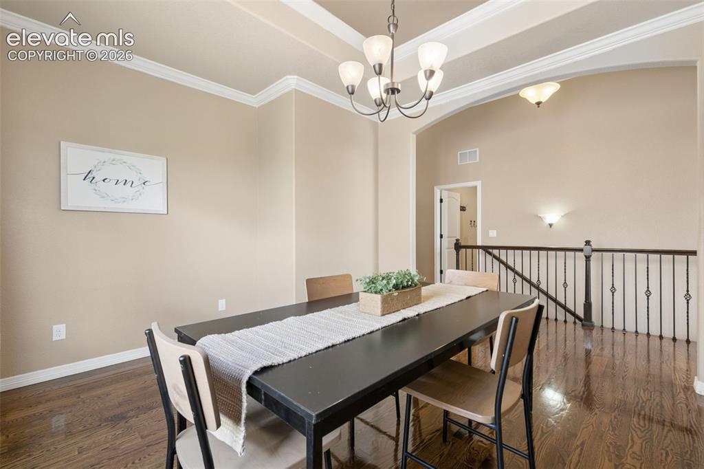 Image 15 of 50: Dining Area