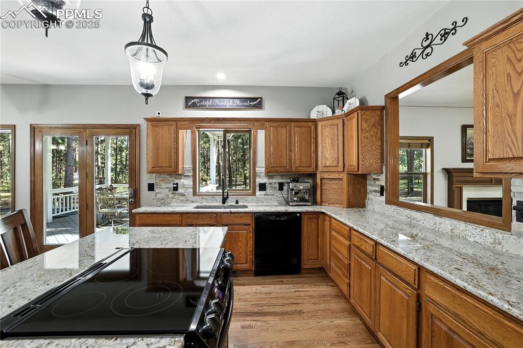 Image 10 of 37: Kitchen