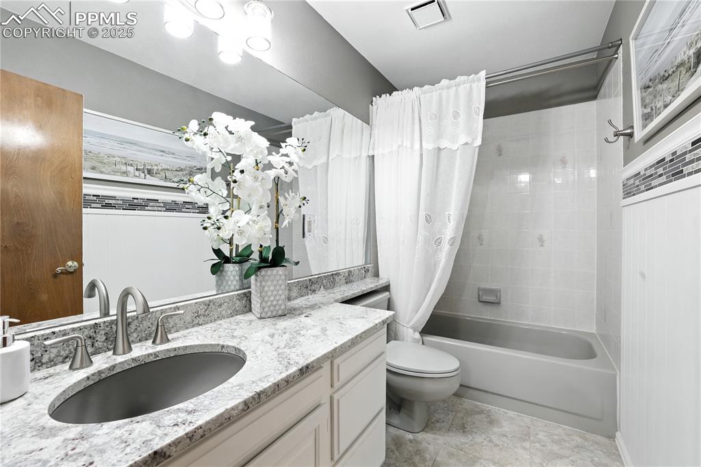 Image 20 of 37: Bathroom