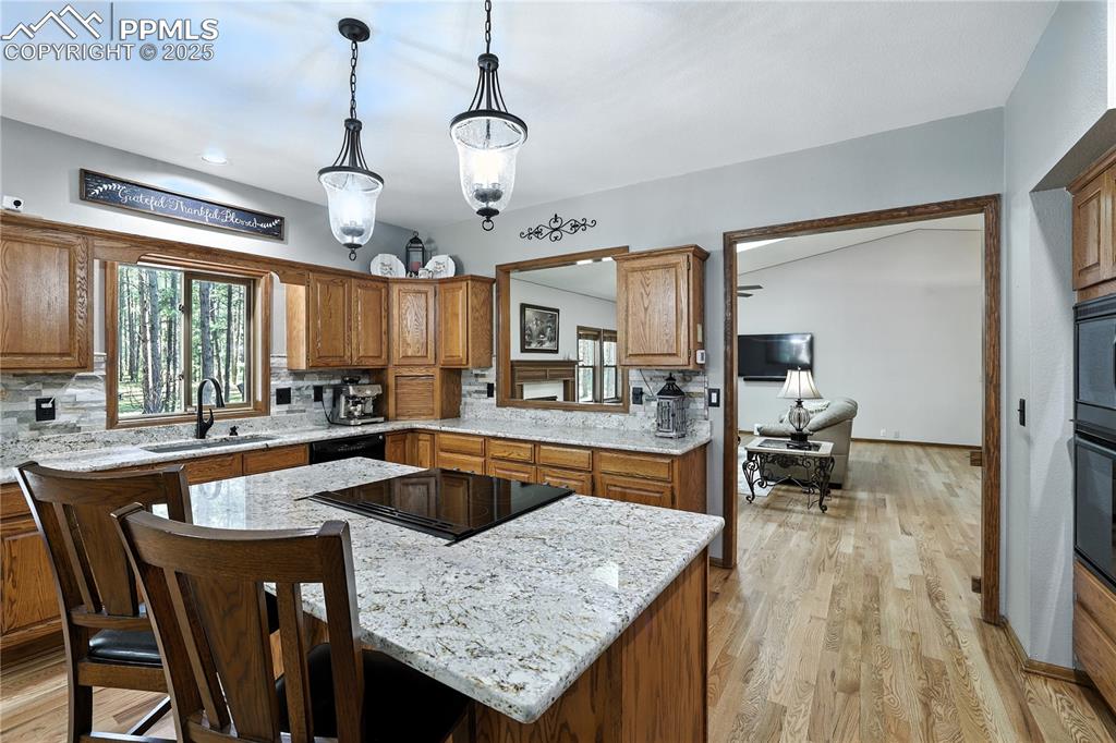 Image 4 of 37: Kitchen