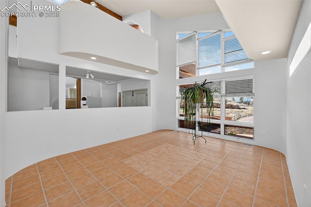 Image 13 of 50: Dining Room