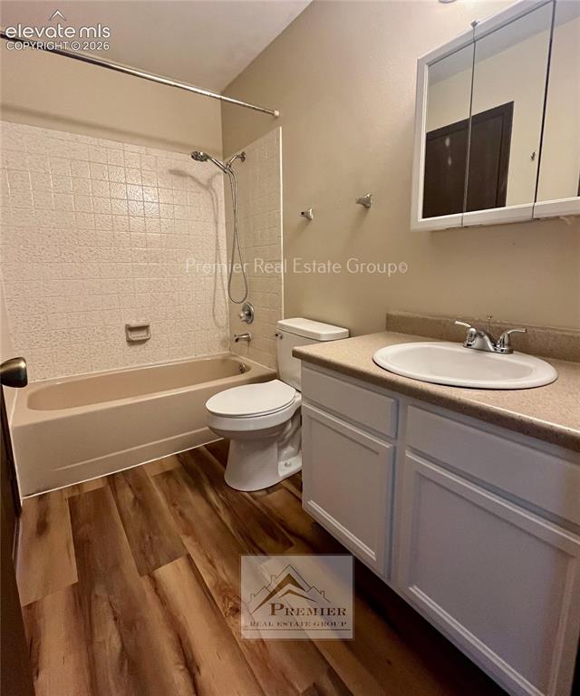 Image 10 of 13: Bathroom
