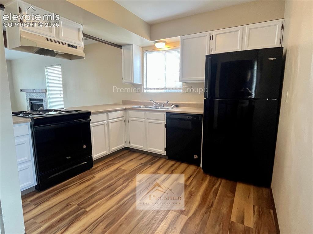 Image 6 of 13: Kitchen