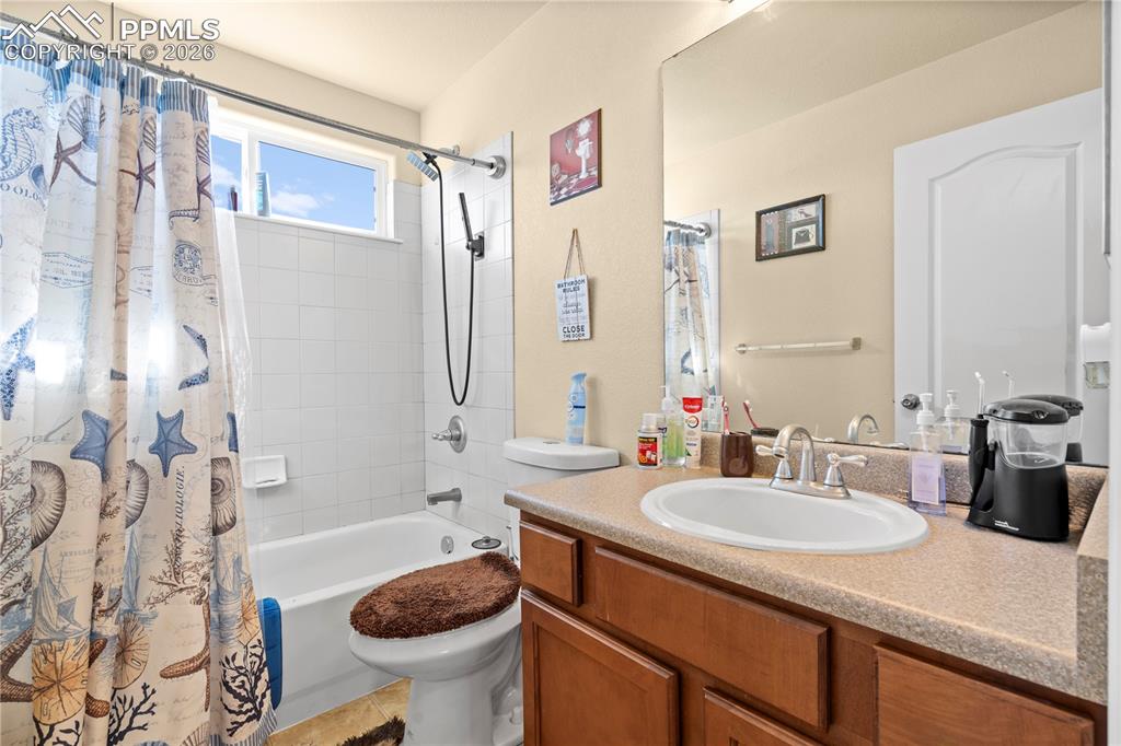 Image 14 of 32: Bathroom