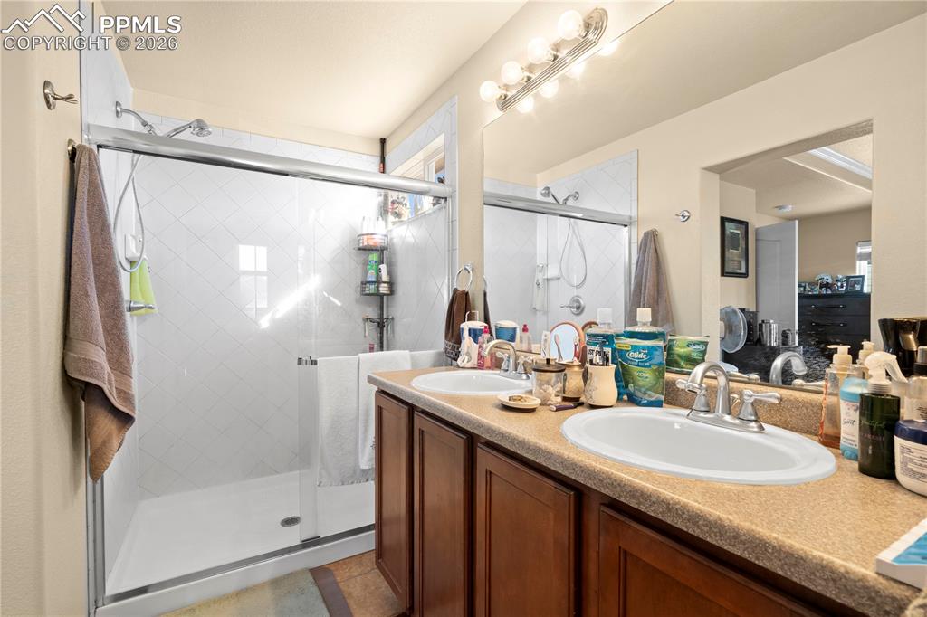 Image 21 of 32: Bathroom