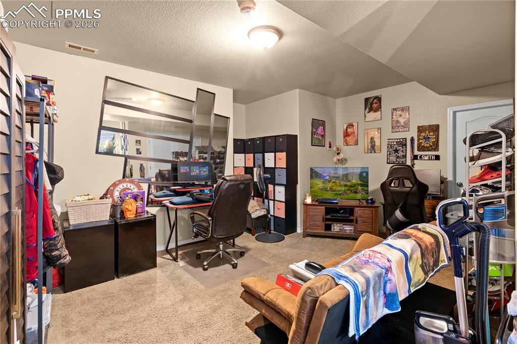 Image 24 of 32: Office