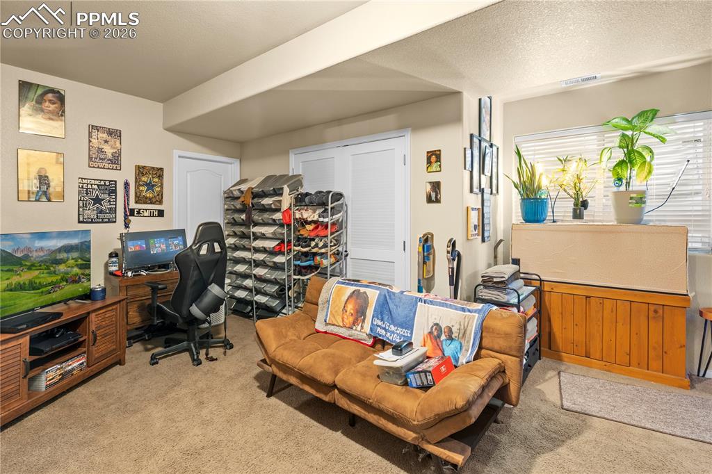 Image 25 of 32: Office