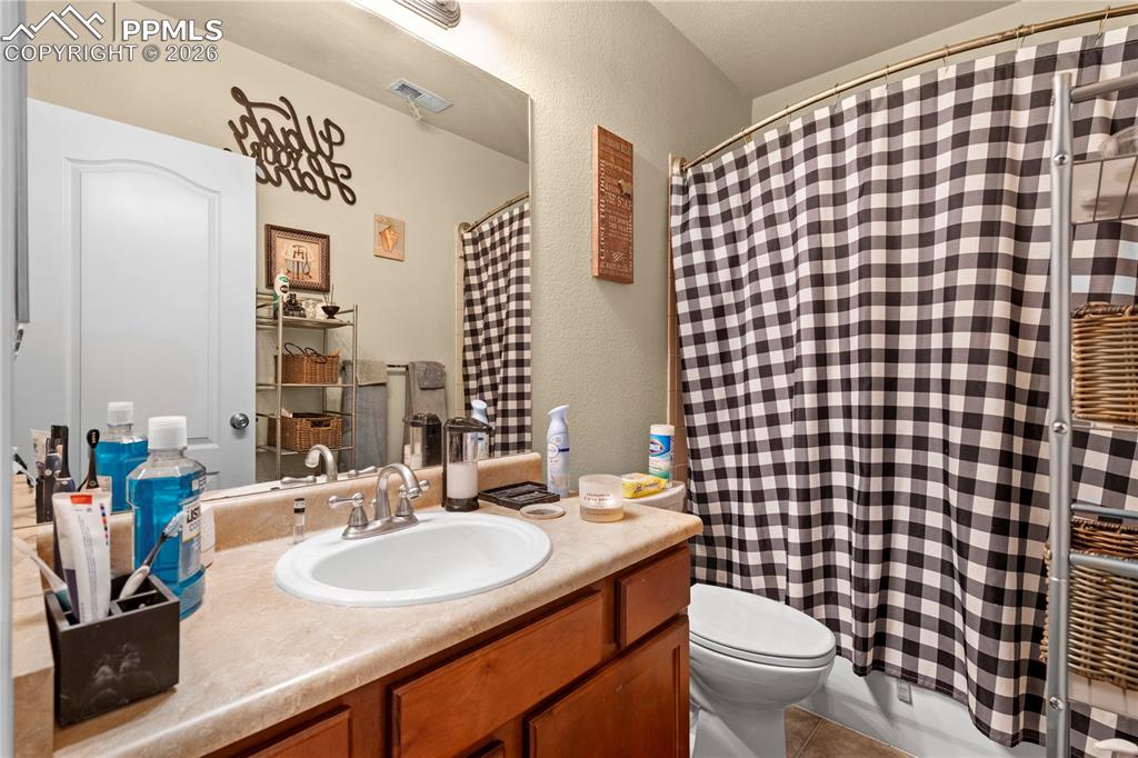 Image 27 of 32: Bathroom