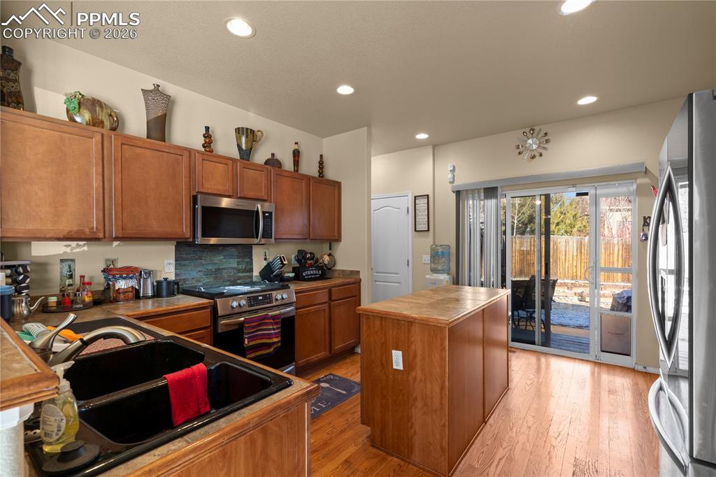 Image 6 of 32: Kitchen