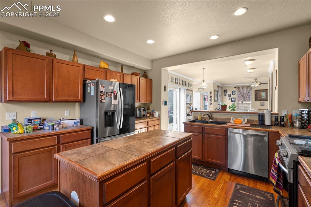 Image 7 of 32: Kitchen