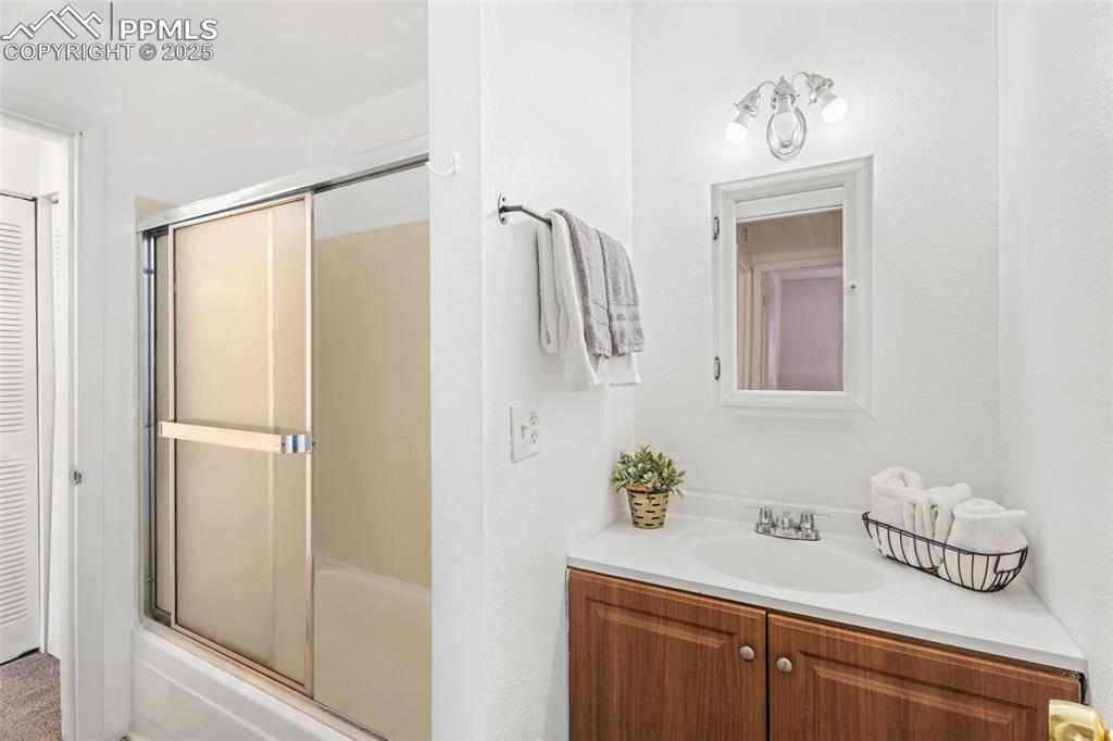 Image 18 of 20: Full size bath