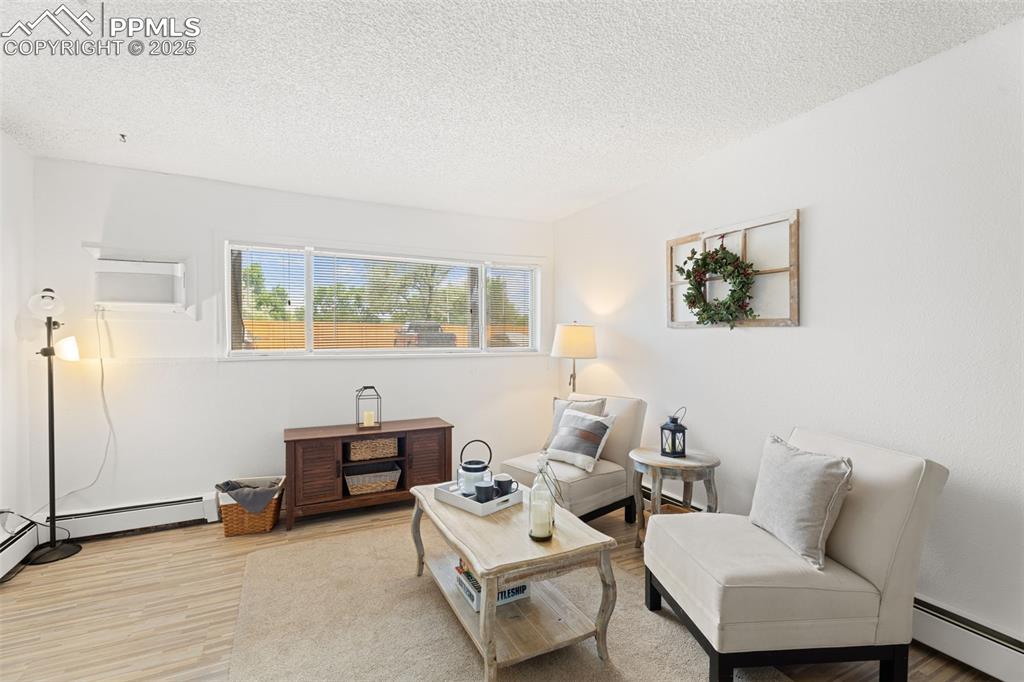 Image 5 of 20: Sitting Room