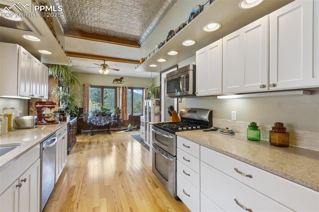 Image 16 of 34: Kitchen