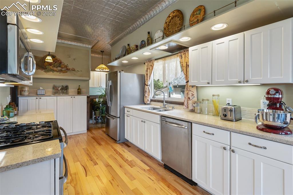 Image 18 of 34: Kitchen