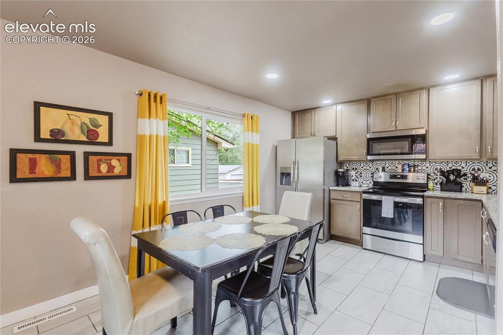 Image 9 of 49: Kitchen