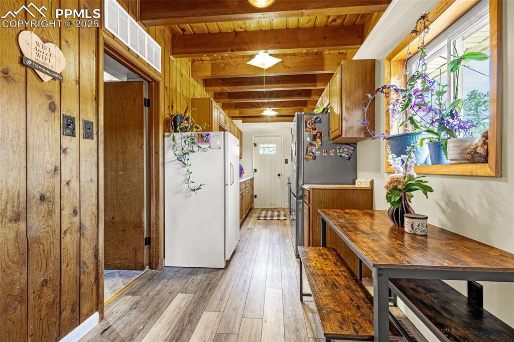 Image 11 of 32: Kitchen