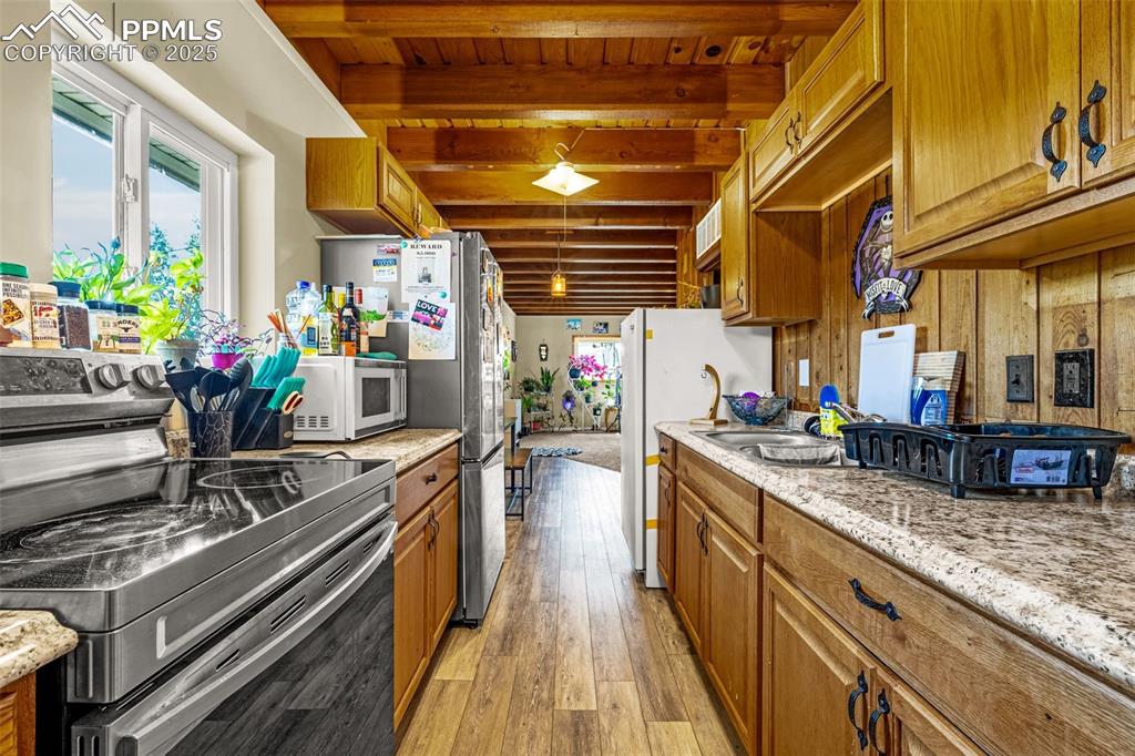 Image 12 of 32: Kitchen