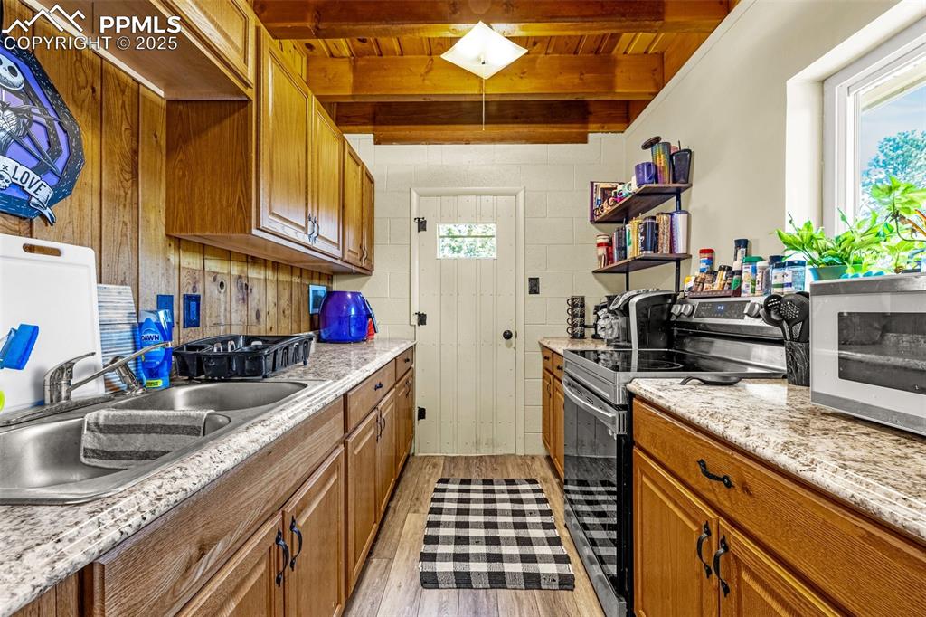 Image 13 of 32: Kitchen