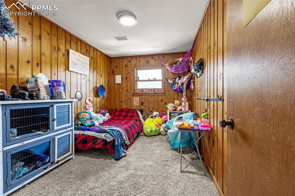 Image 19 of 32: Bedroom