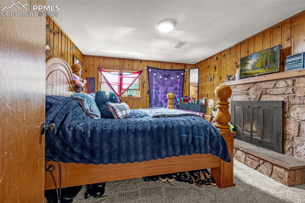 Image 21 of 32: Bedroom